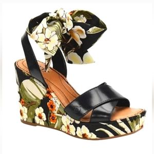 Born Salton Leather Wedge with Fabric colored Wedge Heel.  10M